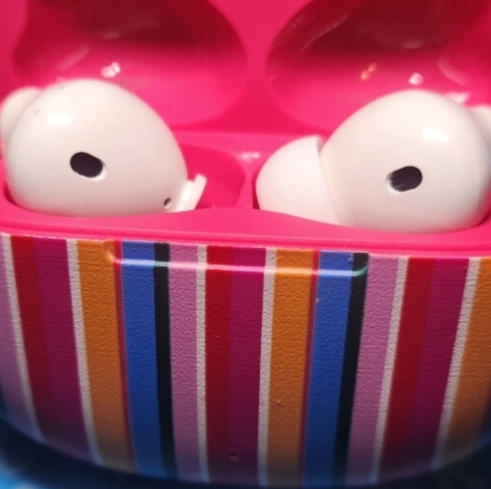 NEW Ear Buds with WIRELESS Charging Case & 3 in 1 Charging Cable. New with tags - Picture 4 of 4